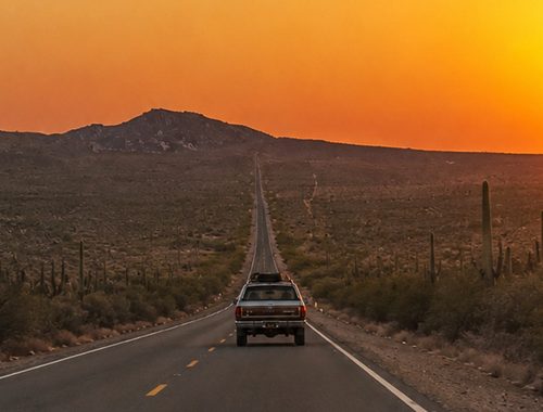 Tipica strada della Baja California al tramonto